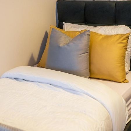 Lovely 4-Sleeper Apartment In Central Slough With Free Parking Екстериор снимка