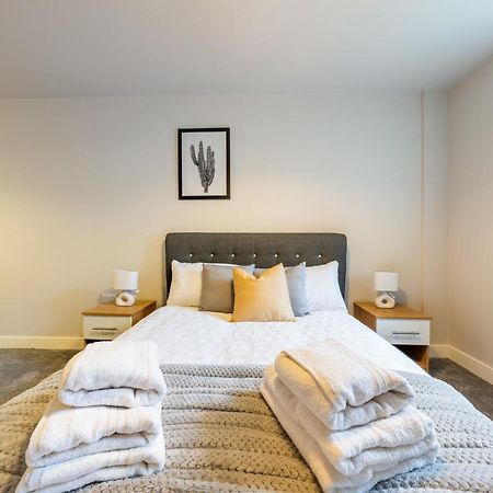 Lovely 4-Sleeper Apartment In Central Slough With Free Parking Екстериор снимка