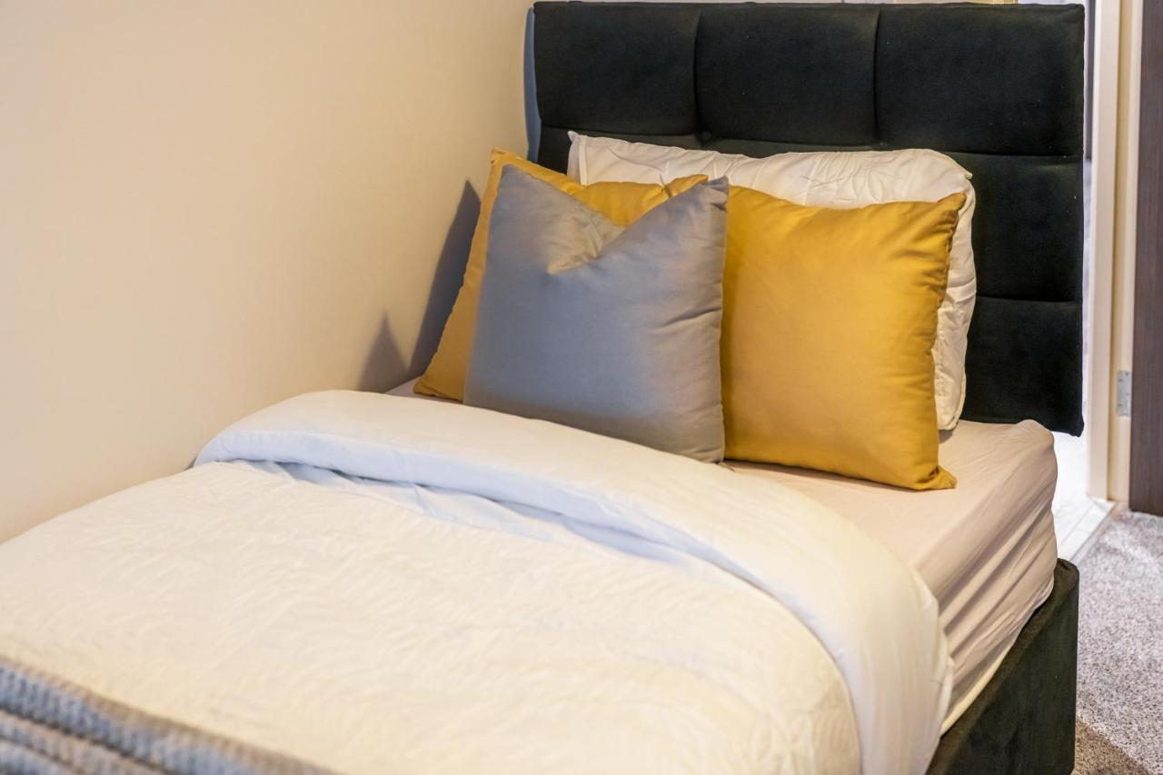 Lovely 4-Sleeper Apartment In Central Slough With Free Parking Екстериор снимка