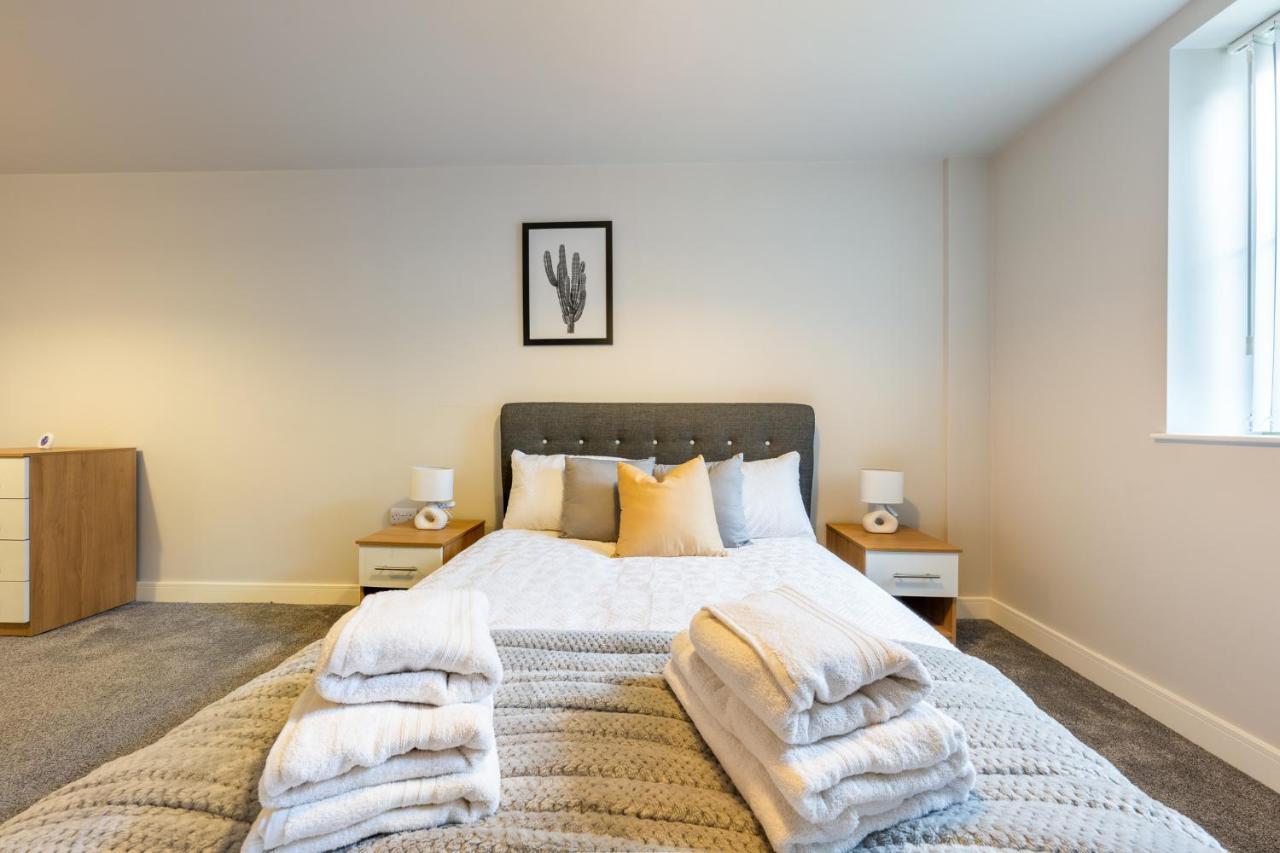 Lovely 4-Sleeper Apartment In Central Slough With Free Parking Екстериор снимка
