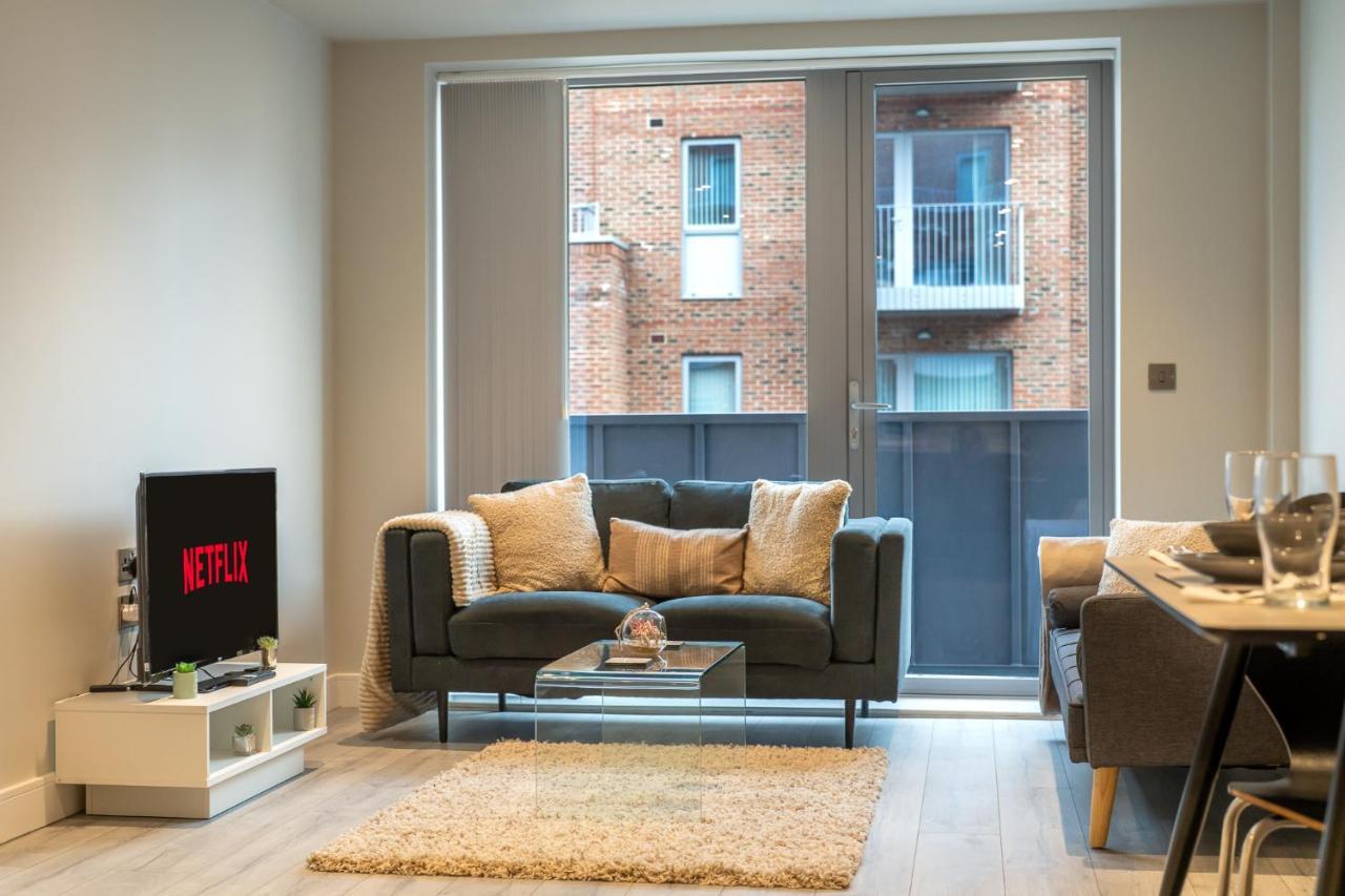 Lovely 4-Sleeper Apartment In Central Slough With Free Parking Екстериор снимка