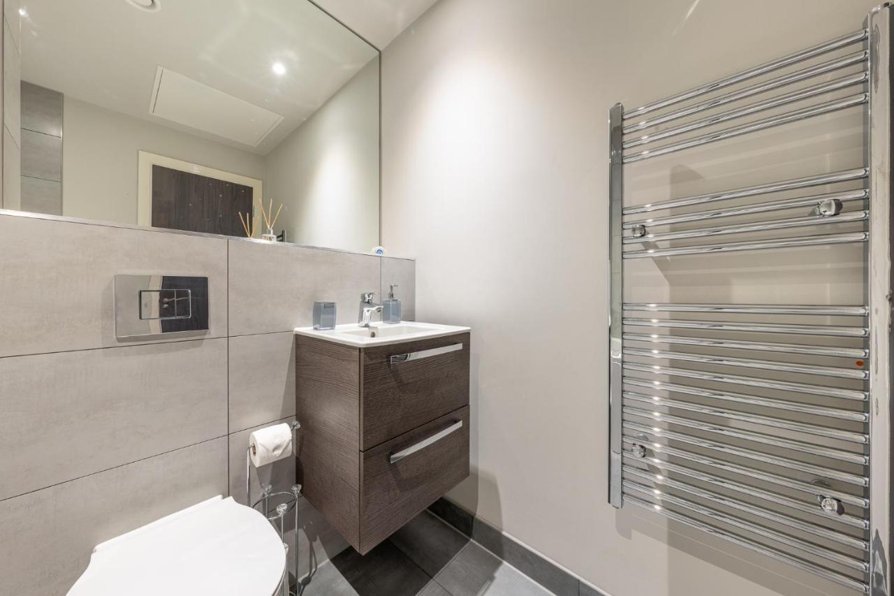Lovely 4-Sleeper Apartment In Central Slough With Free Parking Екстериор снимка