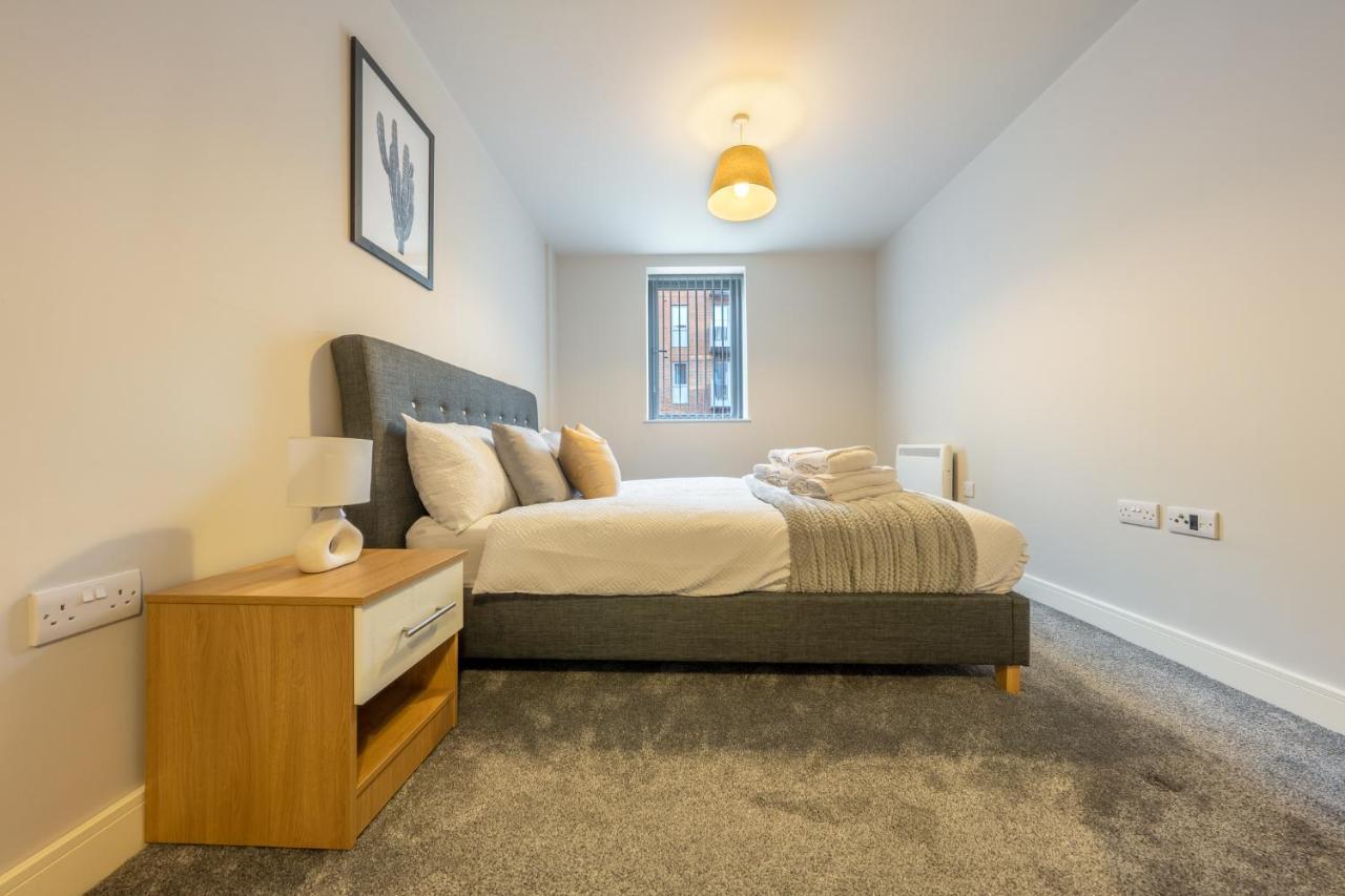 Lovely 4-Sleeper Apartment In Central Slough With Free Parking Екстериор снимка