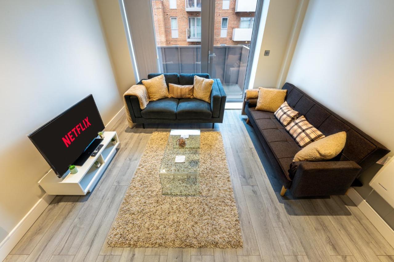 Lovely 4-Sleeper Apartment In Central Slough With Free Parking Екстериор снимка
