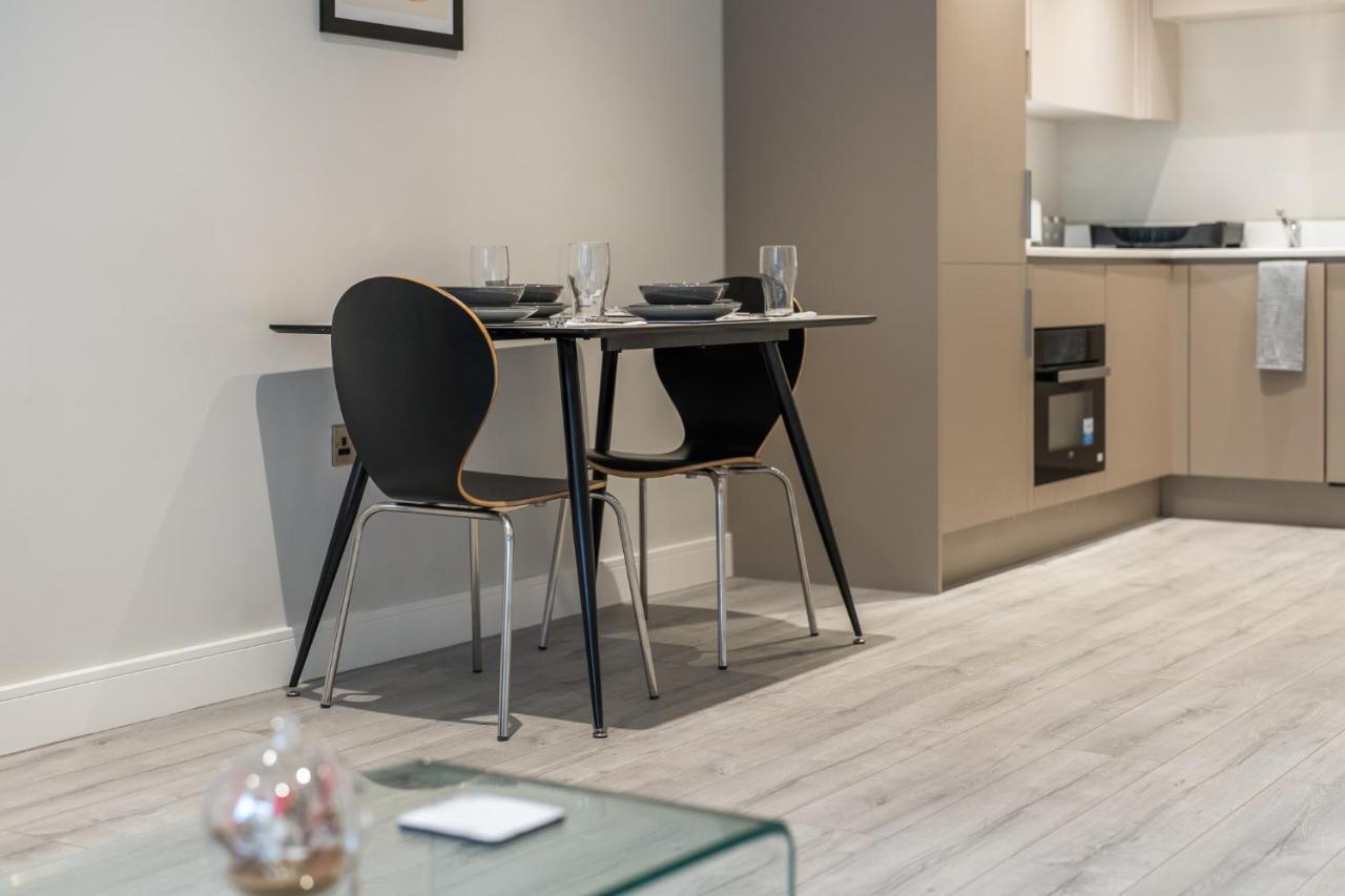 Lovely 4-Sleeper Apartment In Central Slough With Free Parking Екстериор снимка