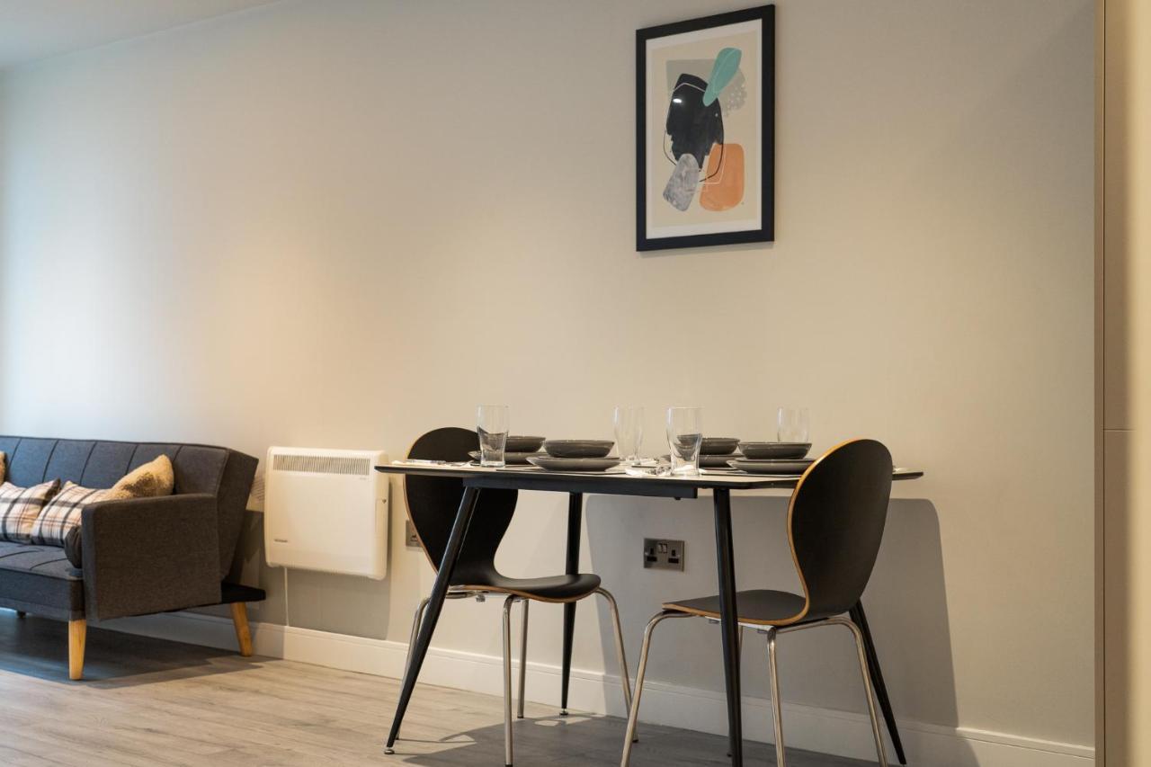 Lovely 4-Sleeper Apartment In Central Slough With Free Parking Екстериор снимка