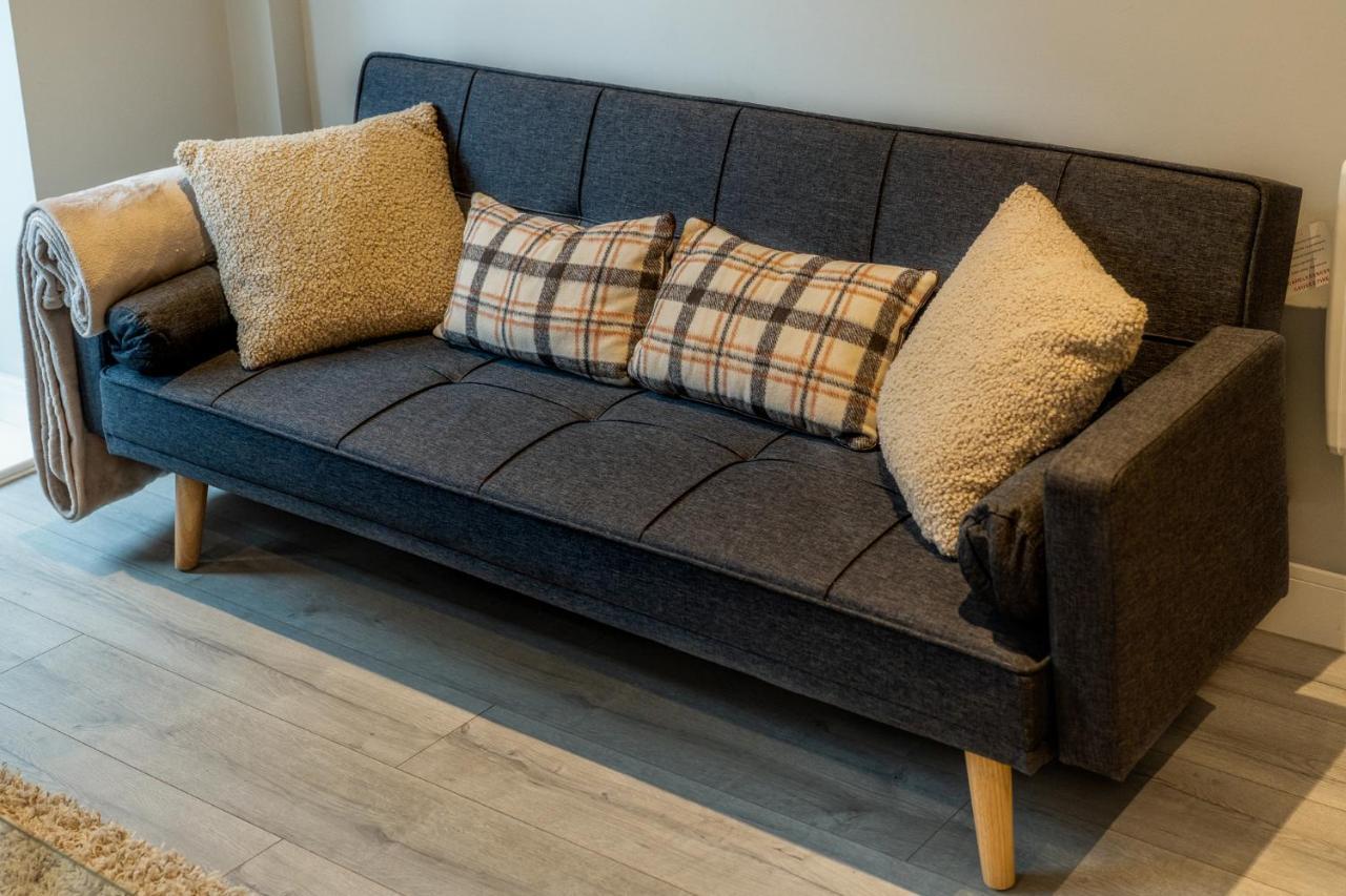 Lovely 4-Sleeper Apartment In Central Slough With Free Parking Екстериор снимка