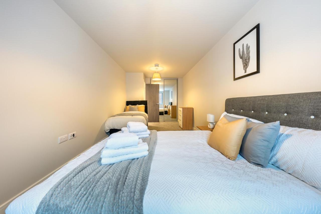 Lovely 4-Sleeper Apartment In Central Slough With Free Parking Екстериор снимка