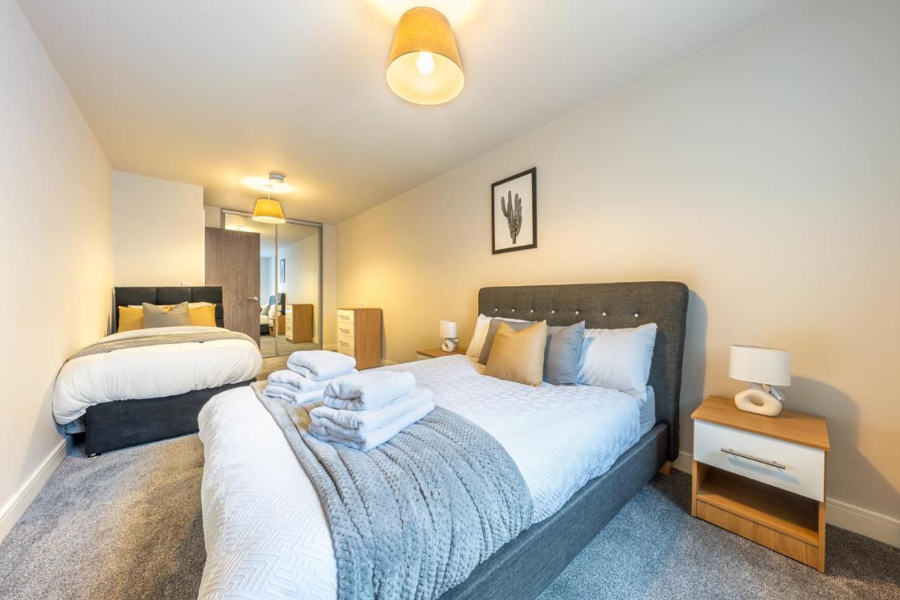 Lovely 4-Sleeper Apartment In Central Slough With Free Parking Екстериор снимка
