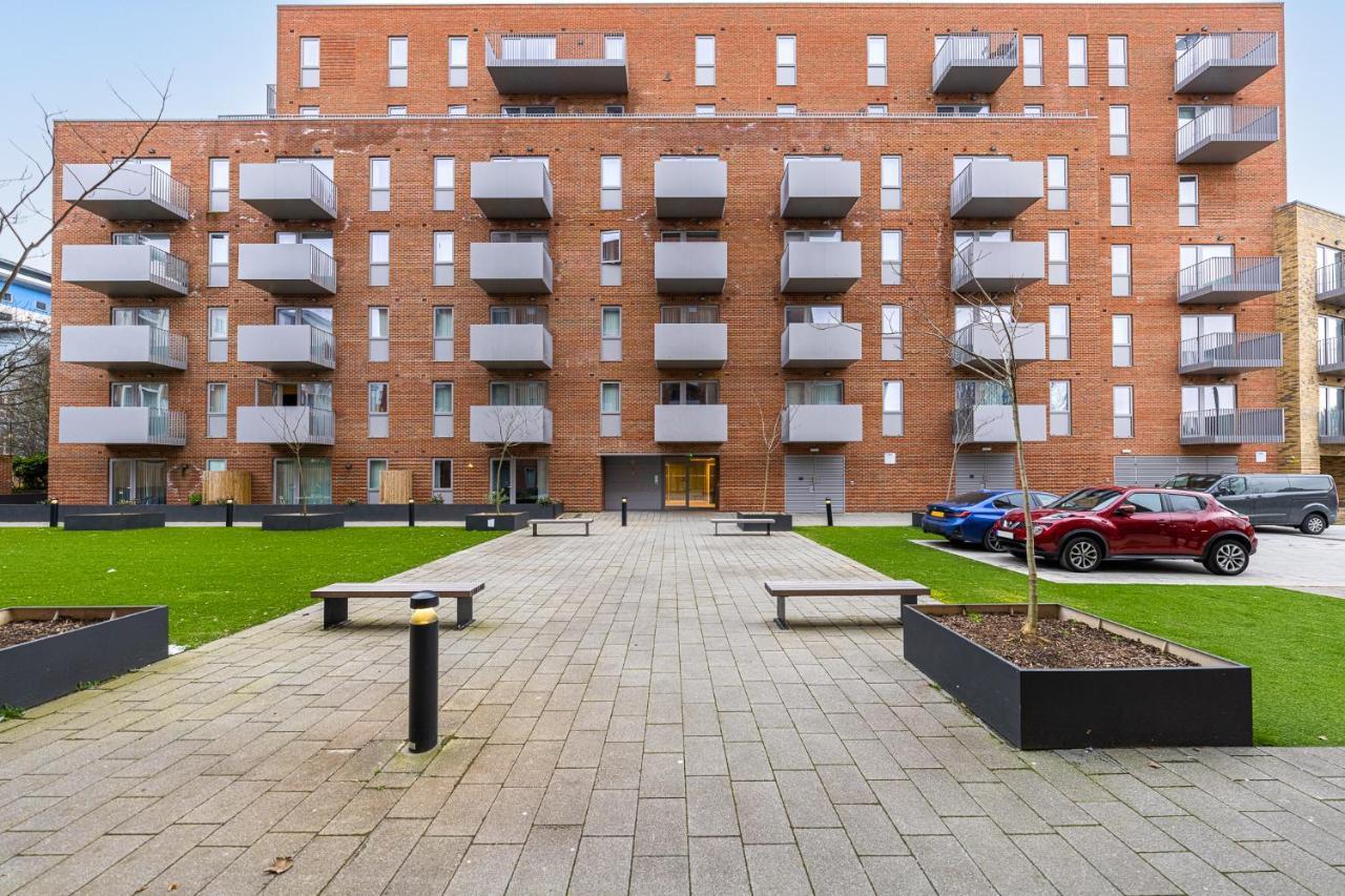 Lovely 4-Sleeper Apartment In Central Slough With Free Parking Екстериор снимка