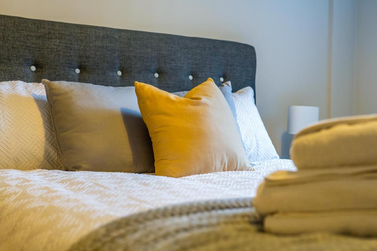 Lovely 4-Sleeper Apartment In Central Slough With Free Parking Екстериор снимка