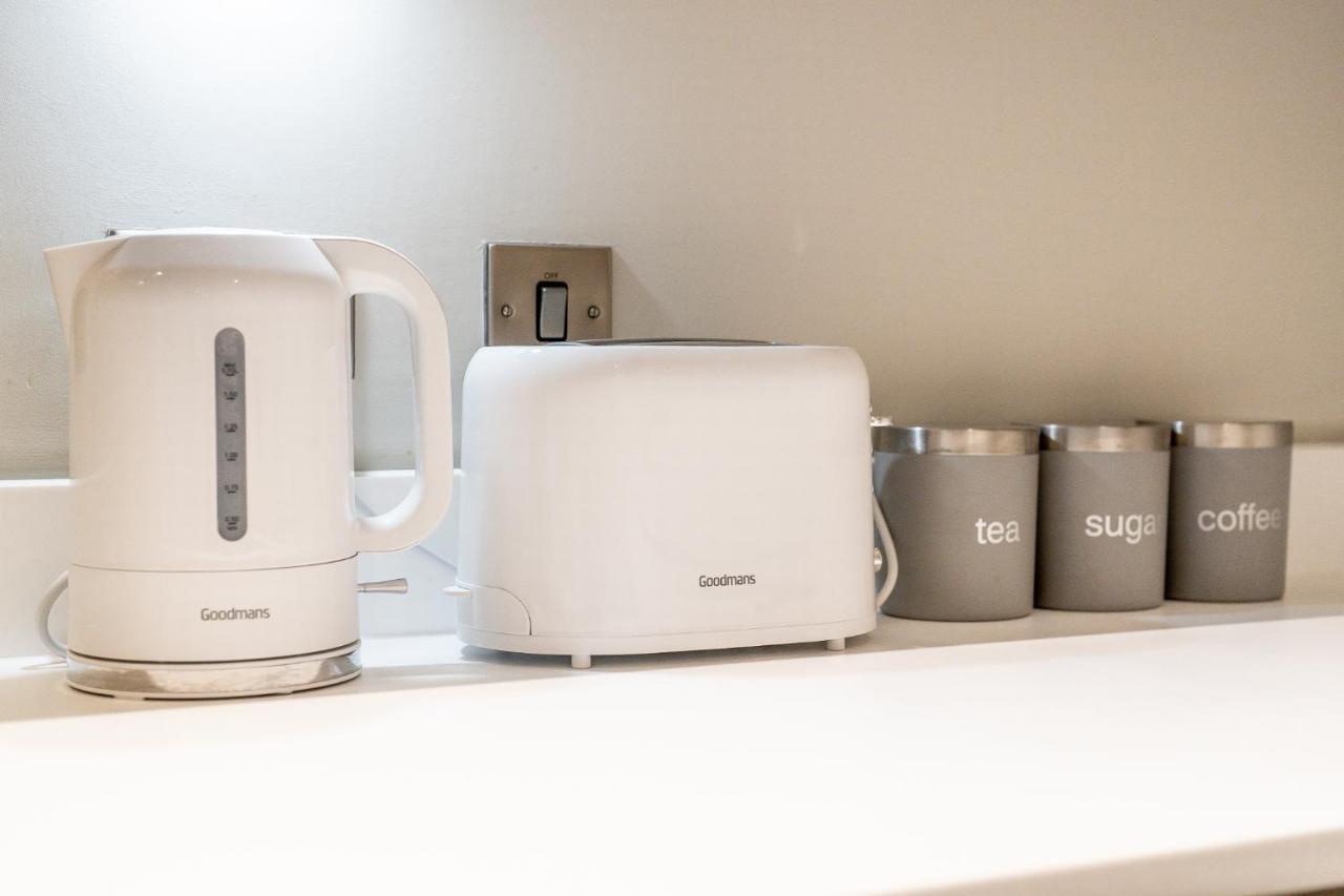 Lovely 4-Sleeper Apartment In Central Slough With Free Parking Екстериор снимка