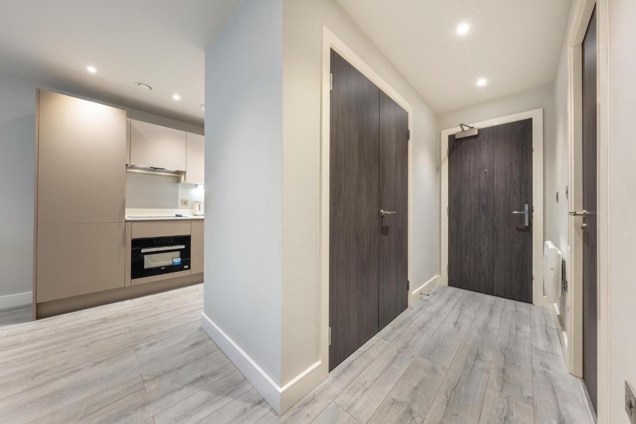Lovely 4-Sleeper Apartment In Central Slough With Free Parking Екстериор снимка