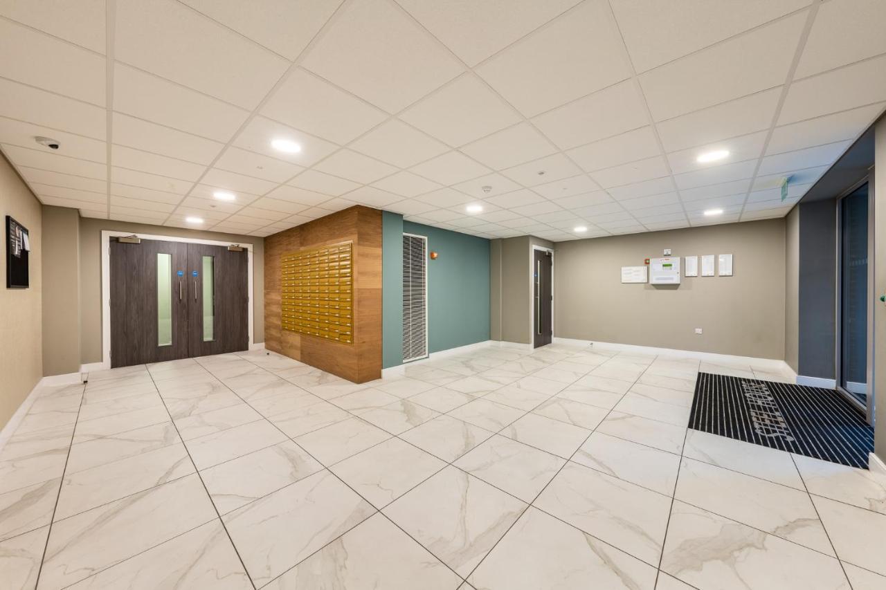 Lovely 4-Sleeper Apartment In Central Slough With Free Parking Екстериор снимка