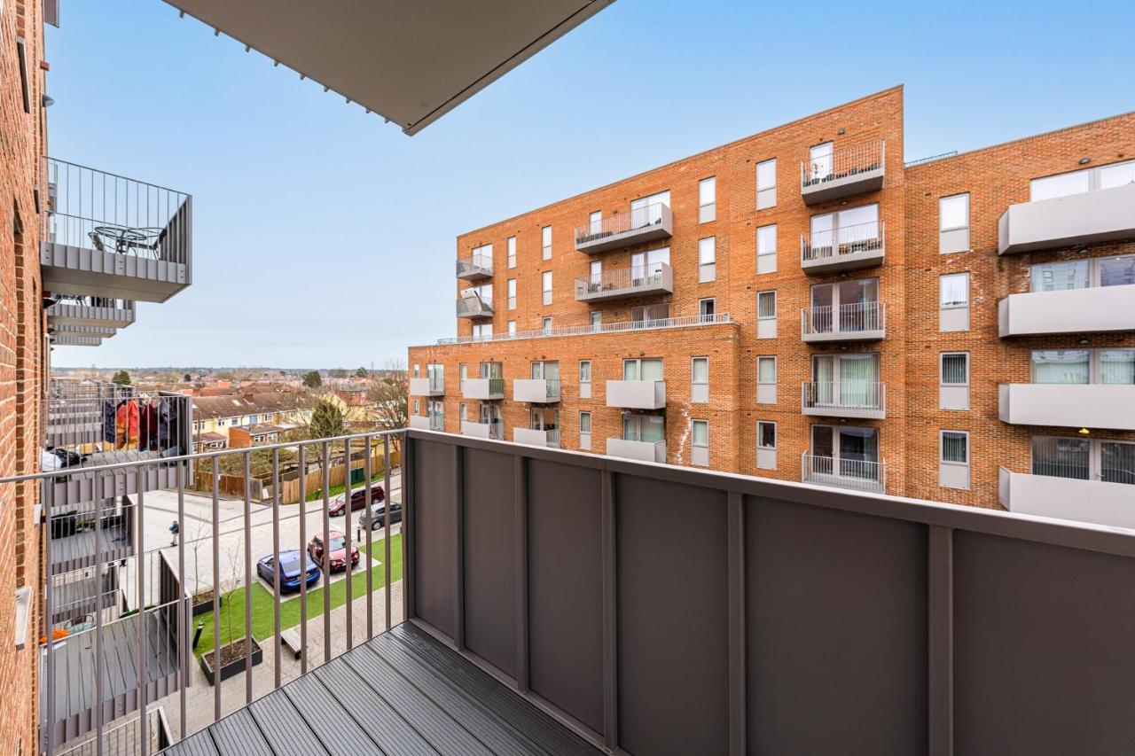 Lovely 4-Sleeper Apartment In Central Slough With Free Parking Екстериор снимка